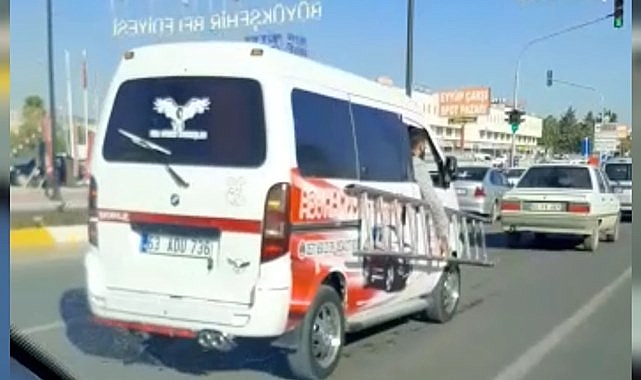 Şanlıurfa'da bir minibüs trafiği tehlikeye attı