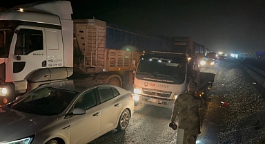 Siverek'te tır devrildi: Yol 3 saat ulaşıma kapandı