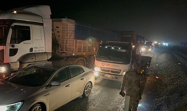 Siverek'te tır devrildi: Yol 3 saat ulaşıma kapandı