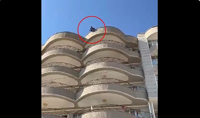 Urfa'da intihar etmek isteyen şahıs çatıya çıktı