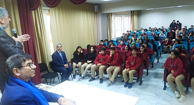 Viranşehir’de öğrencilere eğitim seminerleri verildi