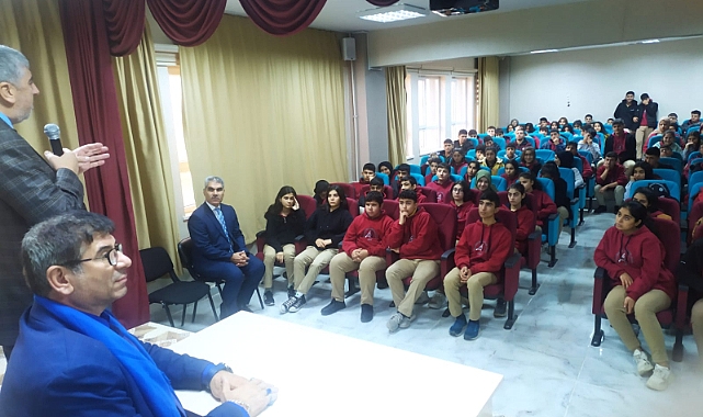 Viranşehir’de öğrencilere eğitim seminerleri verildi