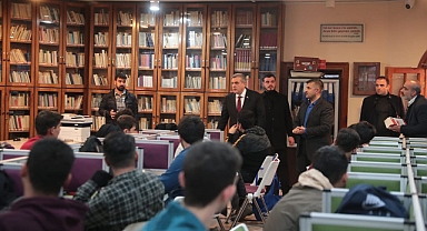 Başkan Beyazgül, kütüphanedeki gençlerle buluştu