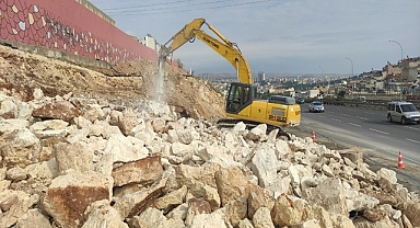 Büyükşehir’den okullar bölgesine üst geçit 