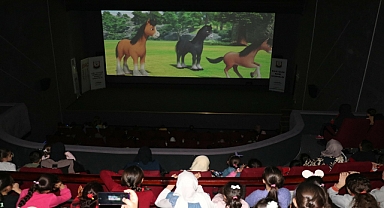 Dijital Sinema köy okulu öğrencilerini ağırlamaya devam ediyor