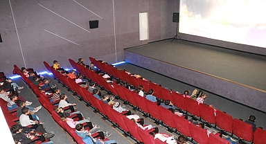 Köy okulundaki çocuklar ilk kez sinema ile tanıştı