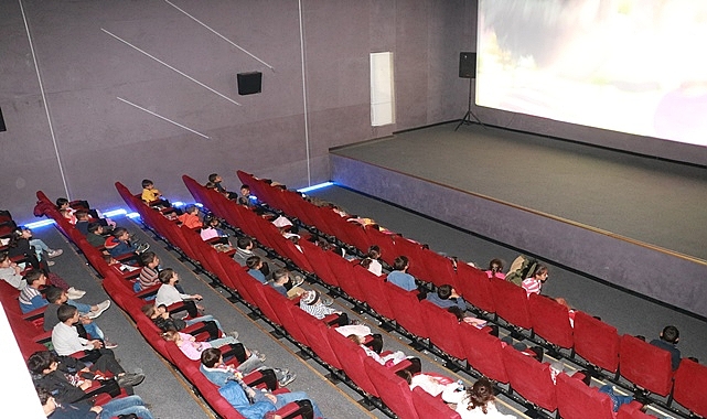 Köy okulundaki çocuklar ilk kez sinema ile tanıştı