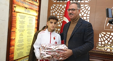 Şampiyon sporcuya ödülünü Başkan Kuş verdi