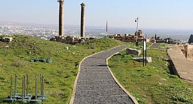 Tarihi Urfa Kalesine yapılacak ziyaretler için yürüyüş yolu yapıldı