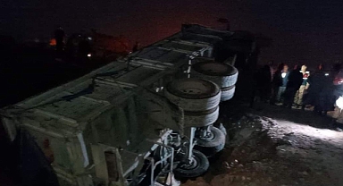 Urfa'da kontrolden çıkan kamyon şarampole devrildi