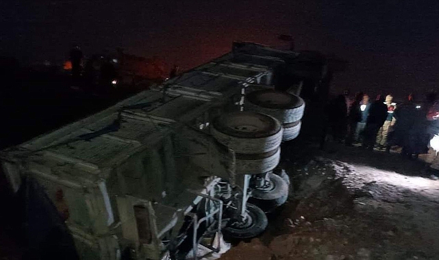Urfa'da kontrolden çıkan kamyon şarampole devrildi