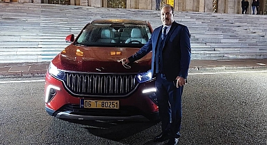 Vekil Halil Özcan, meclis bahçesinde TOGG ile poz verdi