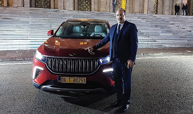 Vekil Halil Özcan, meclis bahçesinde TOGG ile poz verdi