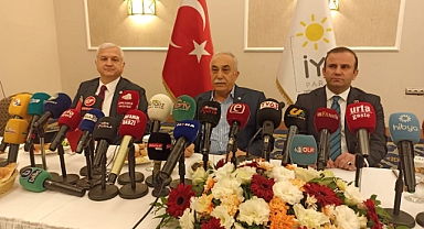 Ahmet Eşref Fakıbaba açıklamalarda bulunuyor