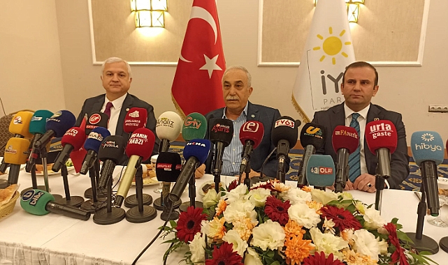 Ahmet Eşref Fakıbaba açıklamalarda bulunuyor