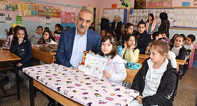 Başkan Bayık, ara tatile giren öğrencilere karne dağıttı