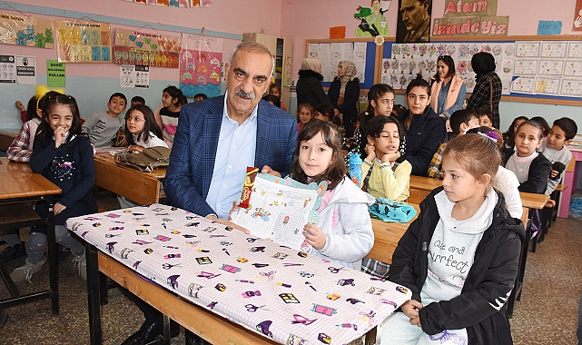 Başkan Bayık, ara tatile giren öğrencilere karne dağıttı