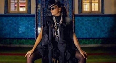 Camide uygunsuz poz verdi! Tepkiler çığ gibi büyüdü 