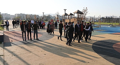 Eyyübiyeli gençler millet bahçesine hayran kaldı