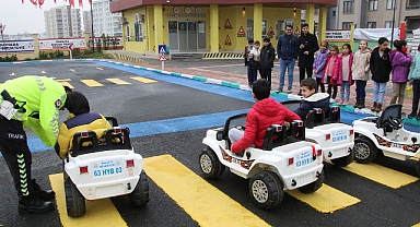 Trafik polisi tarafından kuralları öğrenen çocuklar