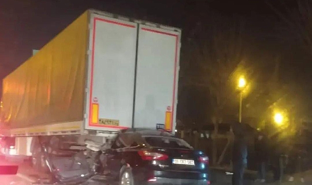 Urfa'da feci kaza! Otomobil tırın altına girdi