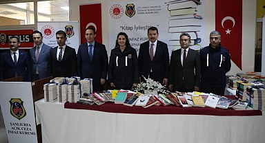 Vali Ayhan’dan “Kitap İyileştirir” kampanyasına 500 kitap ile destek