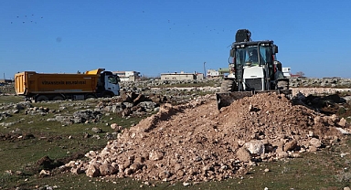 Viranşehir kırsalında yollar çamurdan kurtarılıyor 