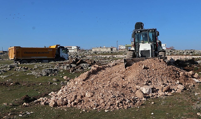 Viranşehir kırsalında yollar çamurdan kurtarılıyor 