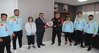 Başkan Canpolat, şampiyonaya damga vuran sporcularla bir araya geldi 