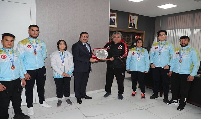 Başkan Canpolat, şampiyonaya damga vuran sporcularla bir araya geldi 