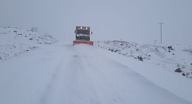 Büyükşehir merkez ve kırsalda karla mücadele ediyor