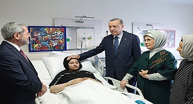 Cumhurbaşkanı Erdoğan, depremzede çocukları hastanede ziyaret etti