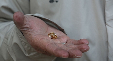 Depremde eşini kaybeden kadın küpesini depremzedelere hibe etti