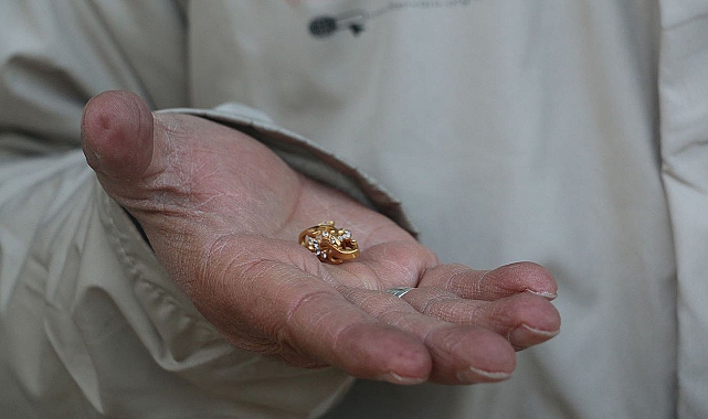 Depremde eşini kaybeden kadın küpesini depremzedelere hibe etti