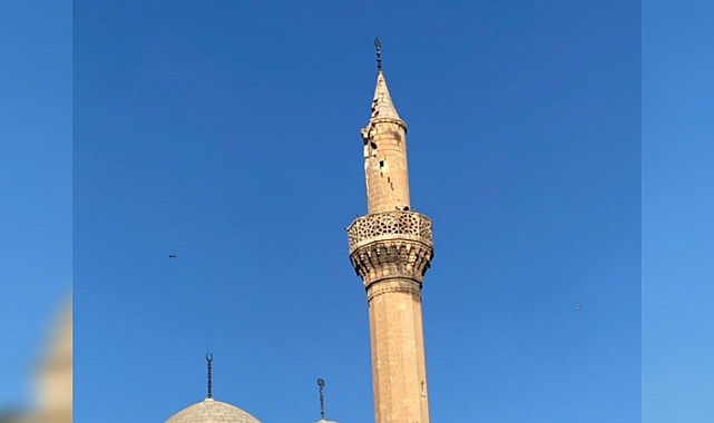 Depremde hasar alan minare tehlike saçıyor