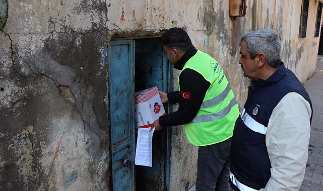 Depremden etkilenen vatandaşların gıda kolileri evlerine ulaştırılıyor