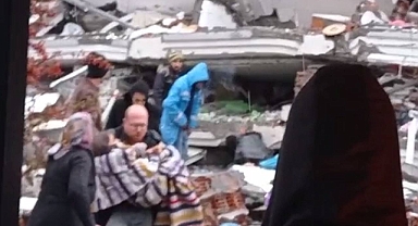 Enkaz altında kalan 3 kişi canlı olarak kurtarıldı