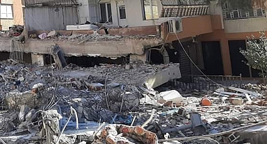 Hasarlı evde depreme yakalandılar