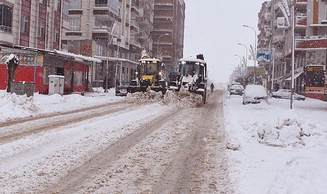 Hilvan'da kar temizleme çalışmaları devam ediyor