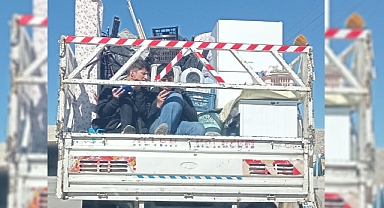 Kamyonet kasasında tehlikeli yolculuk