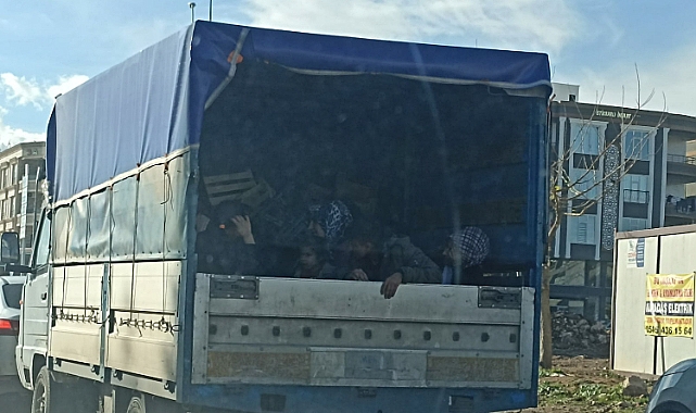 Kamyonet kasasında tehlikeli yolculuk!