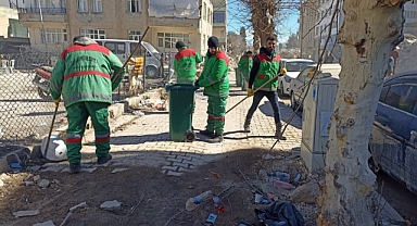 Karaköprü Belediyesi personeli Adıyaman sokaklarını temizliyor