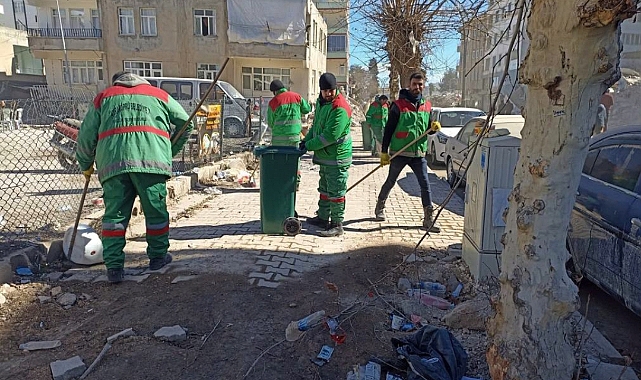 Karaköprü Belediyesi personeli Adıyaman sokaklarını temizliyor