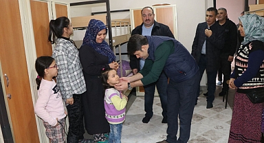 Kaymakam Çengel ve Başkan Ekinci, depremzedelere moral verdi