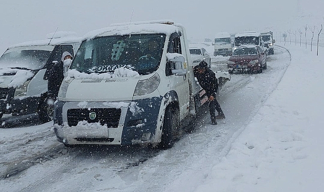 Kuzey Batı çevre yolunda yüzlerce araç mahsur kaldı