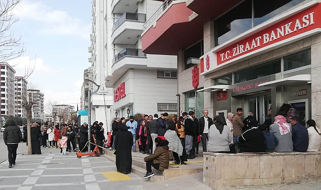 Şanlıurfa'da 10 Bin TL kuyruğu yüzlerce metreyi buldu