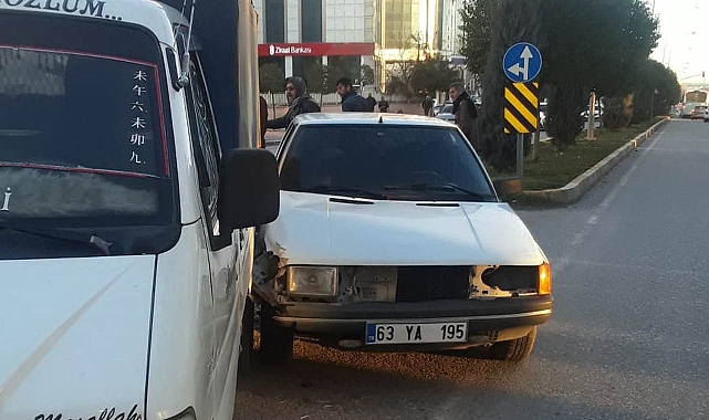 Şanlıurfa'da kamyonet ve otomobil çarpıştı