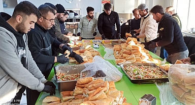 Şanlıurfaspor, depremzedeler için kumanya dağıttı