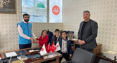 Üçüz kardeşler biriktirdikleri parayı depremzedelere bağışladı 