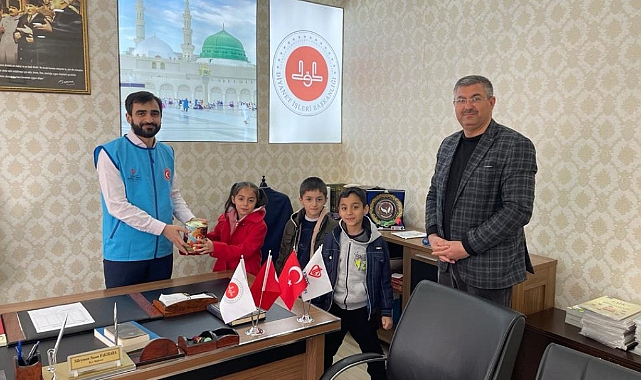 Üçüz kardeşler biriktirdikleri parayı depremzedelere bağışladı